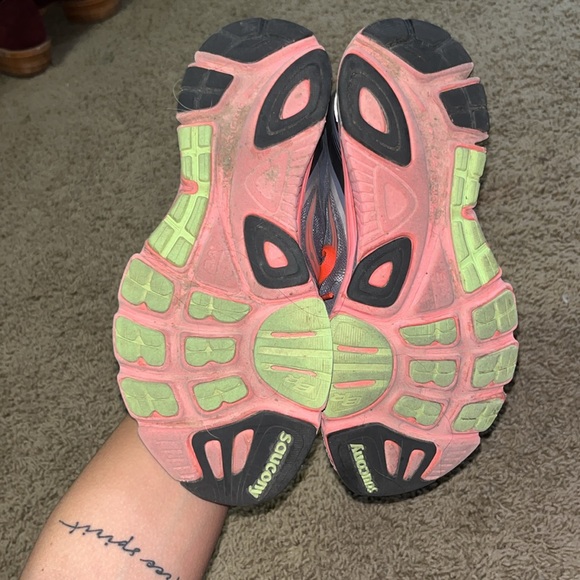 Women’s Saucony running shoes - Picture 2 of 4